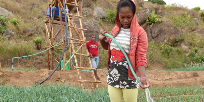 Une femme utilisant le système d'irrigation d'Aqua Alimenta