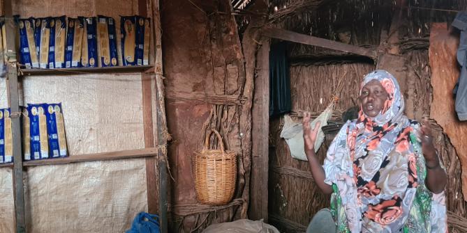 Traditionelle Geburtshelferin in ihrer Hütte