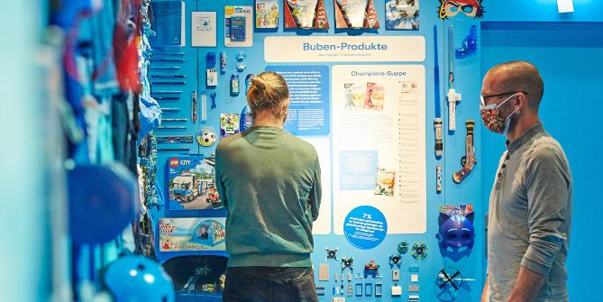 Besucher betrachten Sammlung von Buben-Produkten in der Ausstellung «Geschlecht» im Stapferhaus in Lenzburg