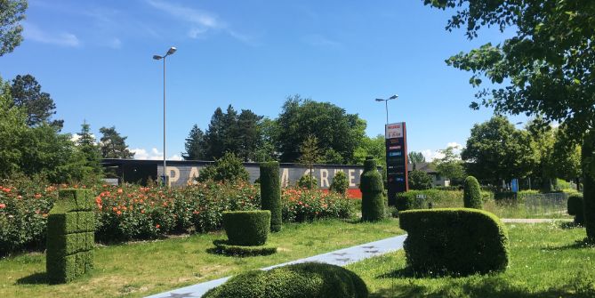 Product-shaped topiary bushes in Oranger Garten