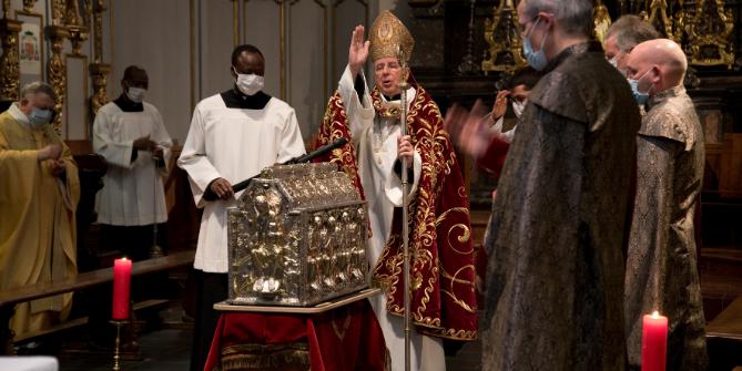 Mgr. Jean Scarcella, Abt von Saint-Maurice, bei der Übergabe des grossen Reliquienschreins